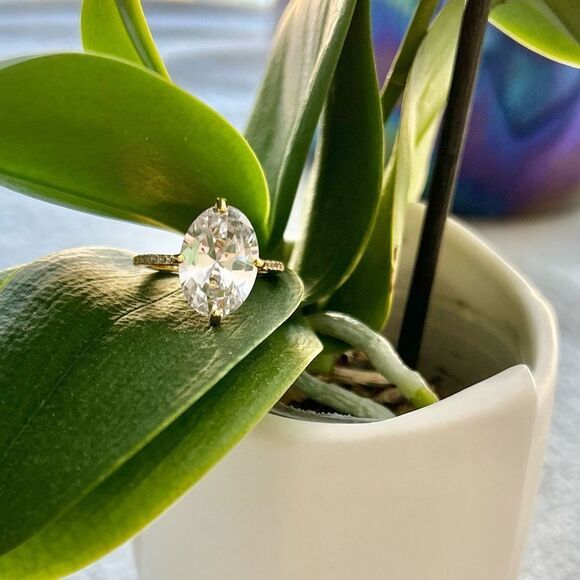 Oval Rhinestone 4 Facet Big Carat Gold Tone Statement Dinner Costume Ring Size 7 - Picture 2 of 8